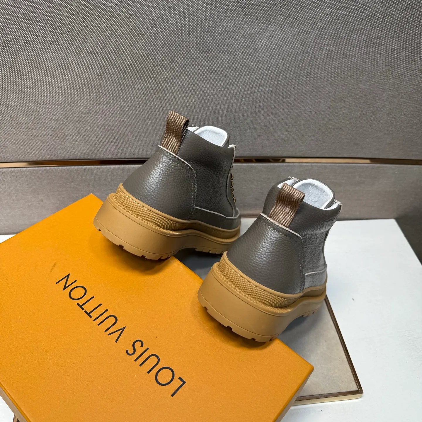 Men's men's shoes 💰pp460 [LV～] Men's casual high-top shoes 2025z cabinet sales simultaneously 🔶Size: 38-44#️⃣ 🔷3 colors🔜The upper is made of multi-material splicing ➕Genuine leather lining, comfortable and breathable, sole: original comfortable and wear-resistant outsole, ⚠️real thing📱photographed🎬real thing is better📢📢📢